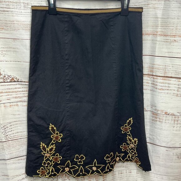 Filo women’s black skirt. Side zip with beaded floral design on front. - Picture 1 of 6